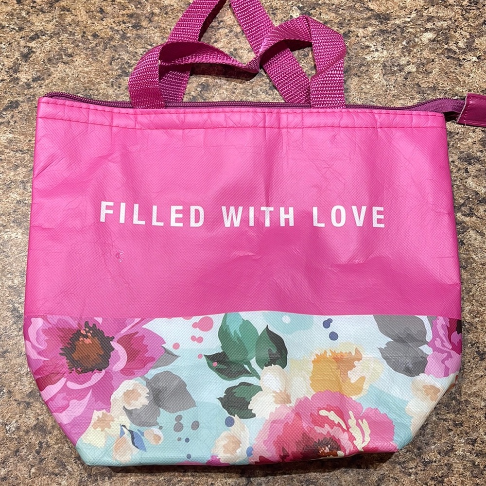 Bag to keep drinks or snacks cold